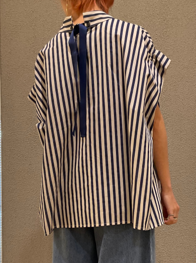 後ろ姿まで抜かりないブラウス入荷しました♡