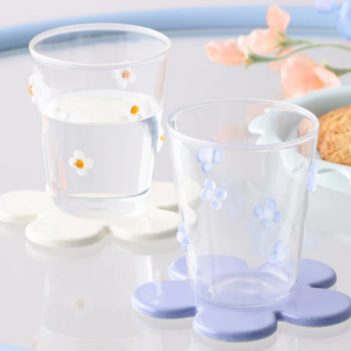 【再入荷しました!!】ぷっくりしたお花のモチーフがちりばめられたシンプルなかたちのガラスタンブラー🌼