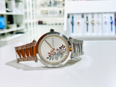 【OLIVIA BURTON】腕もとを着飾るフローラル