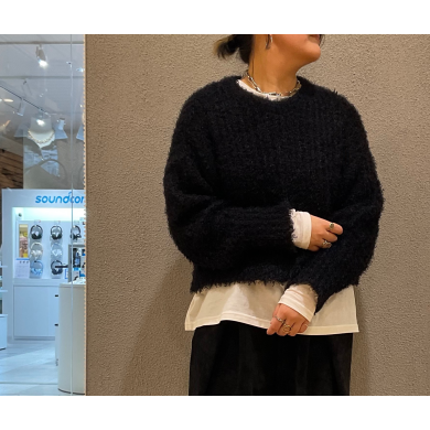 レイヤードにぴったりのデザインニット