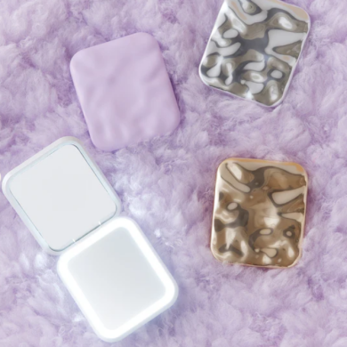 うねうねデザインがかわいい、LED付きのコンパクトミラーです💄