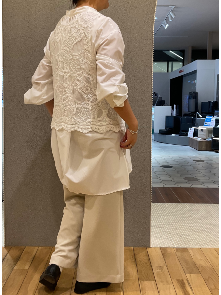 トレンドのレースベストをキレイめに