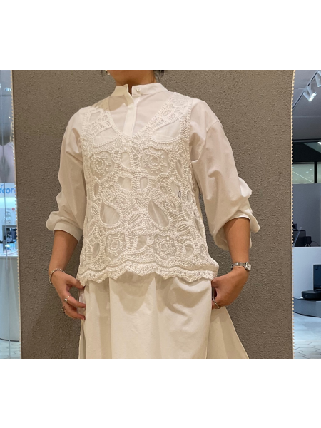 トレンドのレースベストをキレイめに