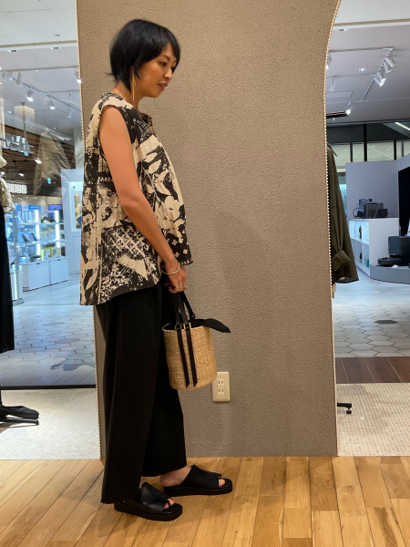 インパクト柄ブラウス